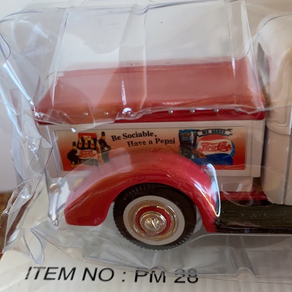 Vintage Golden wheels die cast Pepsi 1:24 Ford 1940 reproduction delivery truck - Picture 5 of 11
